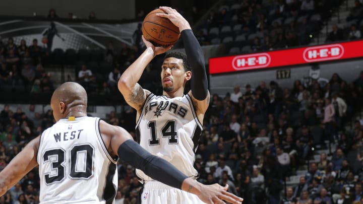 Aldridge's double-double helps Spurs rout Suns 112-79