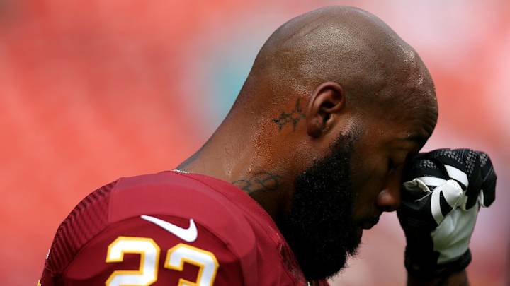 Redskins’ DeAngelo Hall gave his jersey to a young fan after injury