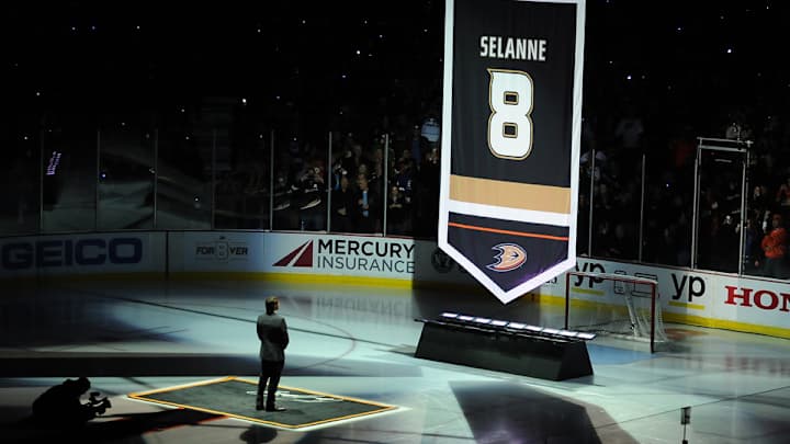 Anaheim Ducks raise Teemu Selanne's No. 8 to the Honda Center rafters