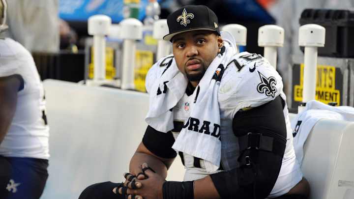 Saints DT Akiem Hicks leaves practice with apparent knee injury Saints DT Akiem Hicks leaves practice with apparent knee injury