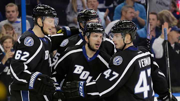 Stamkos has 2 goals, Lightning top Ducks 5-0