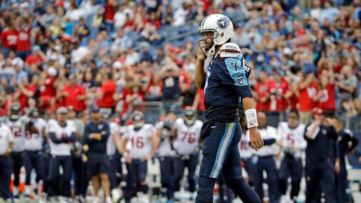 Mariota tests sprained knee, Titans not counting him out yet