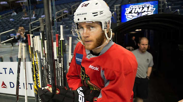 Patrick Kane returns to the ice with ovation from fans