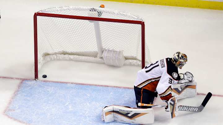 Parayko scores tiebreaking goal in 3rd as Blues beat Ducks