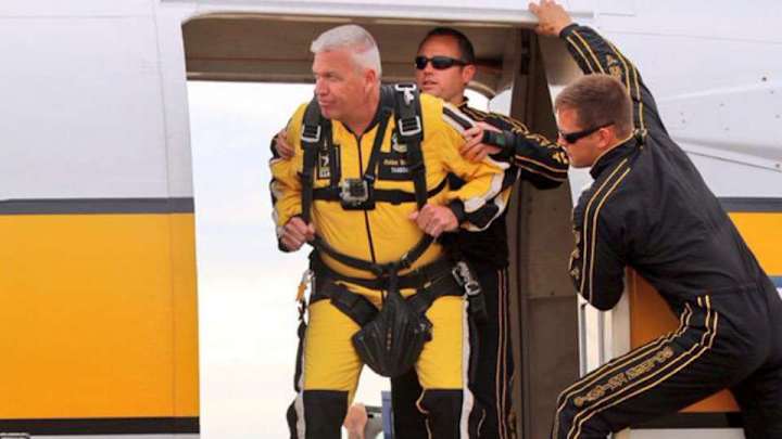 Rex Ryan went skydiving with the Army in Niagara Falls Rex Ryan went skydiving with the Army in Niagara Falls