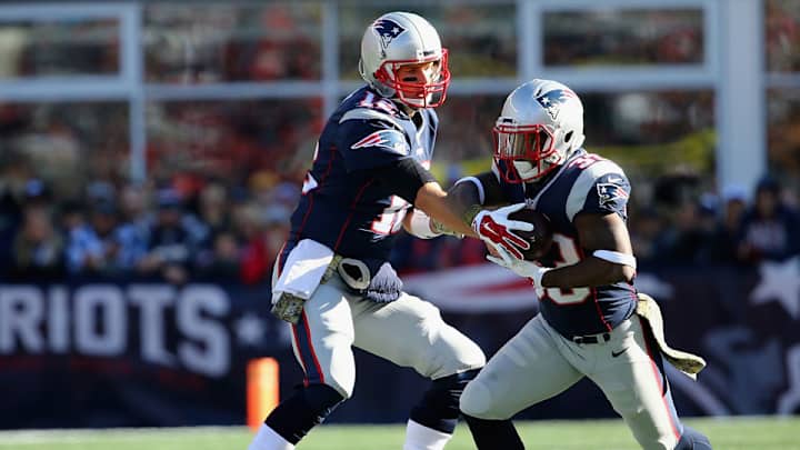 Patriots RB Dion Lewis injures knee vs. Rams, will undergo MRI