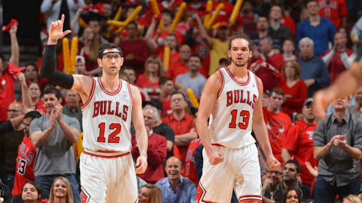 Joakim Noah plays hilarious pranks on Kirk Hinrich on Bulls bench Joakim Noah plays hilarious pranks on Kirk Hinrich on Bulls bench