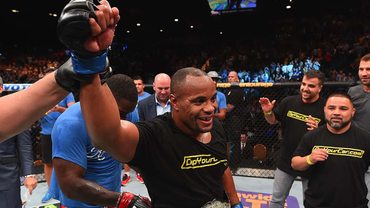 Daniel Cormier submits Anthony Johnson, wins vacant title at UFC 187