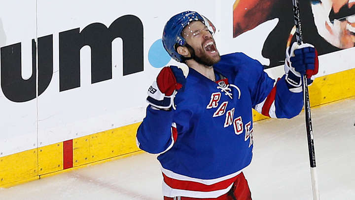 Moore scores late, Rangers beat Lightning 2-1 in Game 1