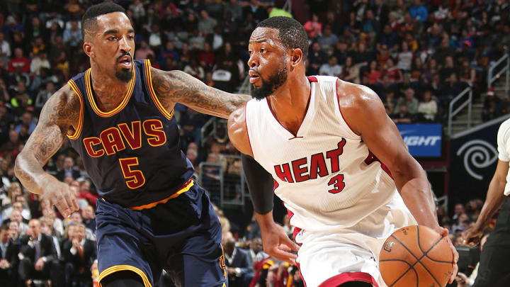 Dwyane Wade leaves loss against Cavs after suffering left knee bruise Dwyane Wade leaves loss against Cavs after suffering left knee bruise