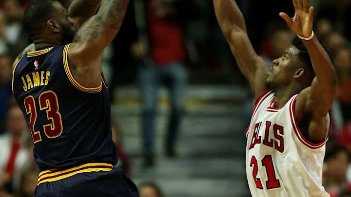 James struggles, Cavaliers still advance past Bulls 94-73