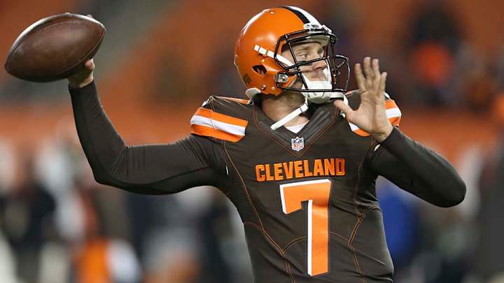 Browns QB Josh McCown injures shoulder, replaced by Austin Davis