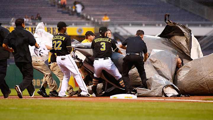 Pirates players help out grounds crew after tarp engulfs worker