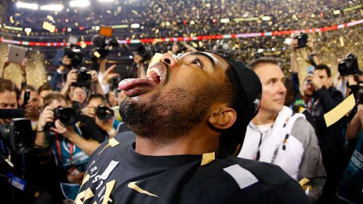 Ohio State's Ezekiel Elliott mocks his serial trophy kissing