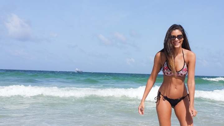 Tues. A.M. Hot Clicks: Brhitney Decamps; Blackhawks Dynasty