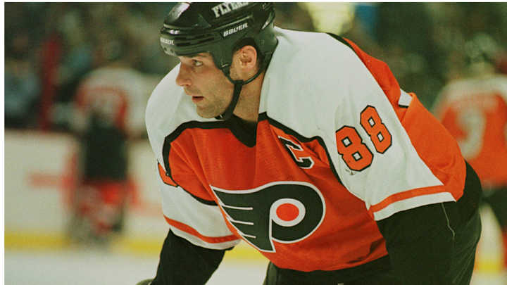 Ex-NHL MVP Eric Lindros files defamation lawsuit against former ref