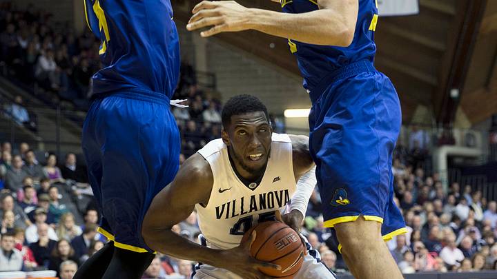 Hart's double-double lifts No. 17 Villanova over Delaware Hart's double-double lifts No. 17 Villanova over Delaware