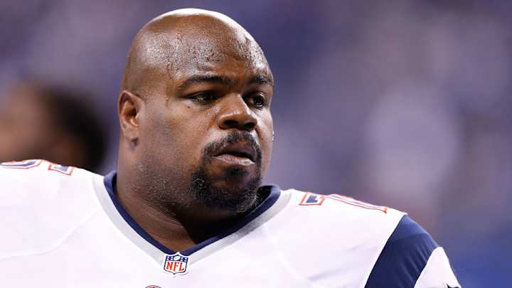 Patriots' Vince Wilfork helps crash victim after AFC title game Patriots' Vince Wilfork helps crash victim after AFC title game