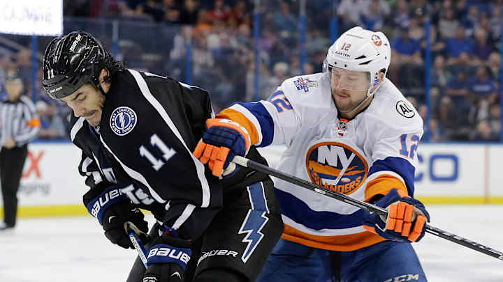 Tavares scores late, Islanders top Lightning 3-2