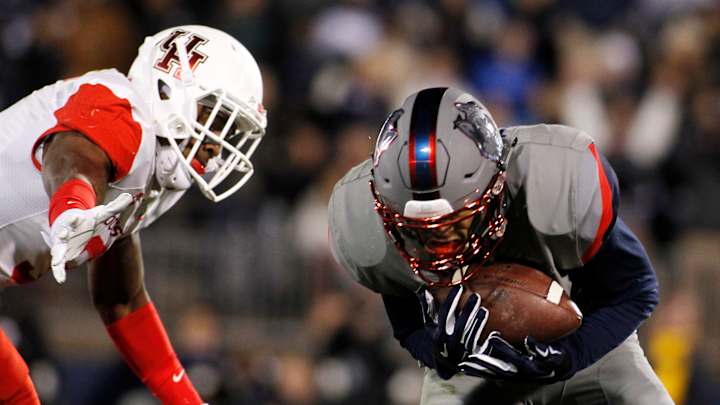 Thomas helps Connecticut beat No. 13 Houston 20-17 Thomas helps Connecticut beat No. 13 Houston 20-17