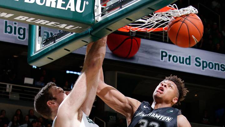 Watch: Michigan State scores with an alley-oop off opening tip