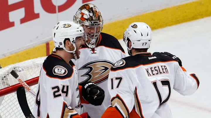 Ducks beat Blackhawks 2-1 in Game 3 of Western finals