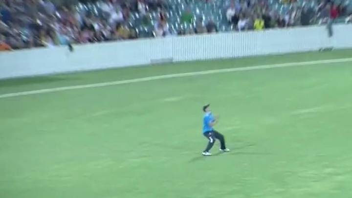 English cricket player makes amazing juggling catch