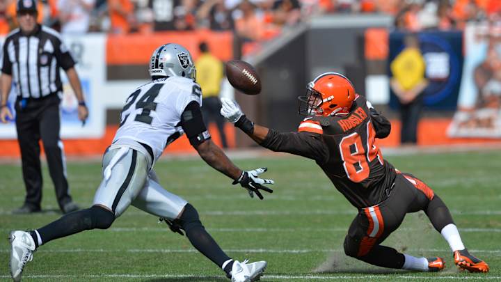 Carr, Raiders end road skid with 27-20 win over Browns Carr, Raiders end road skid with 27-20 win over Browns