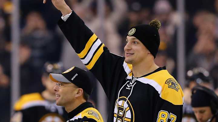 Rob Gronkowski is playing dodgeball at hockey games now Rob Gronkowski is playing dodgeball at hockey games now