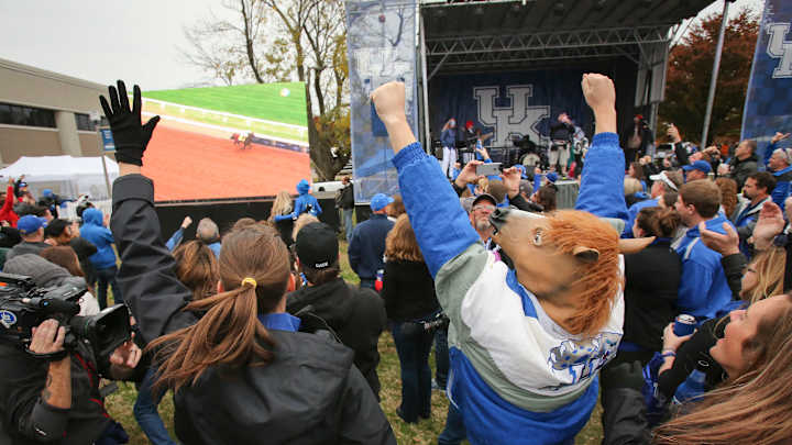 Dobbs, big returns help Tennessee trounce Kentucky 52-21