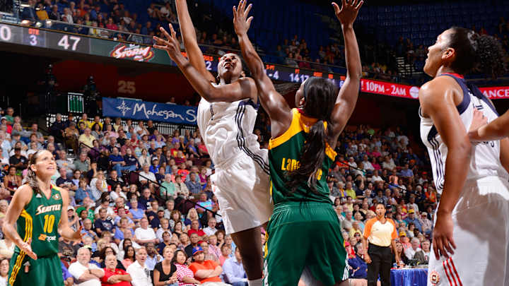 Stricklen hits go-ahead with 8.2 left, Sun beat Storm 67-66