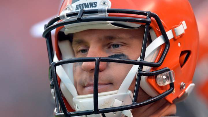 Amid losses, Browns not ready to name starting quarterback