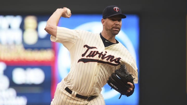 Tigers finalize $16M, 2-year deal with Pelfrey