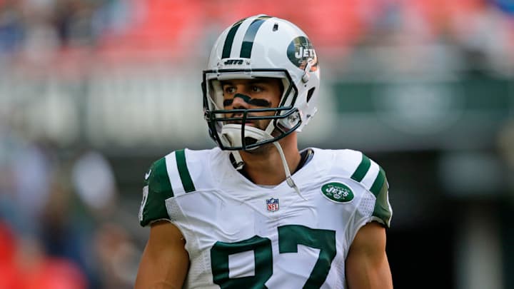 Watch: Eric Decker makes ridiculous catch while falling to the ground