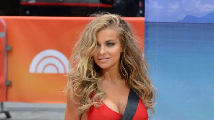 Thurs. A.M. Clicks: Carmen Electra; Taxidermied Squirrels Hockey Fight Thurs. A.M. Clicks: Carmen Electra; Taxidermied Squirrels Hockey Fight