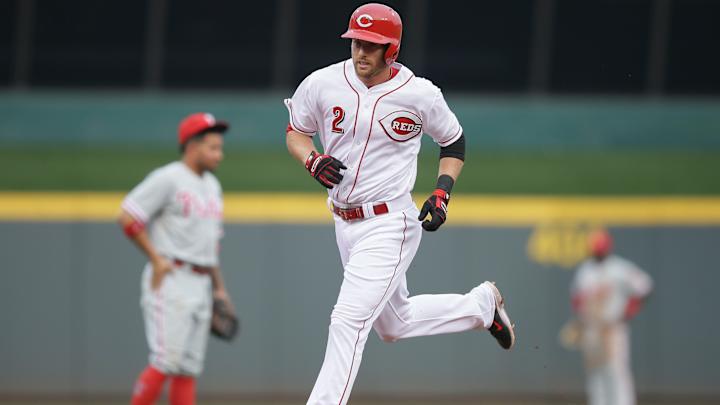 Reds shortstop Cozart hurts right knee in slip