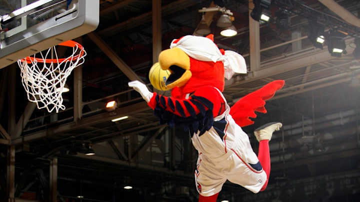 Blindfolded dunk attempt goes as poorly as possible Blindfolded dunk attempt goes as poorly as possible