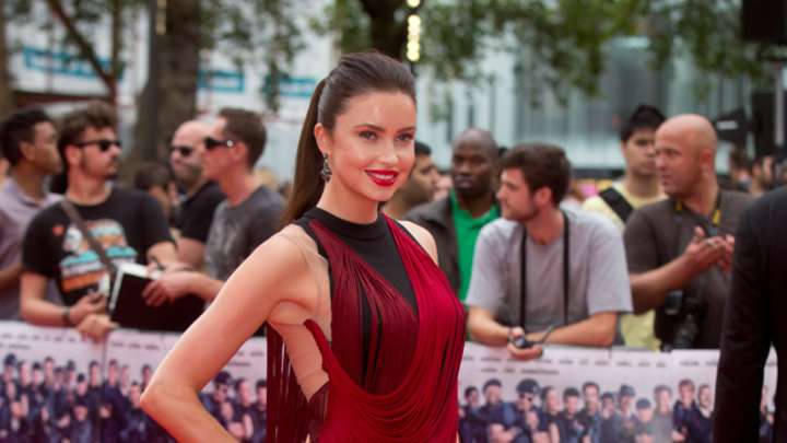 Monday's A.M. Hot Clicks: Emma Miller; MC Hammer Inspires Warriors