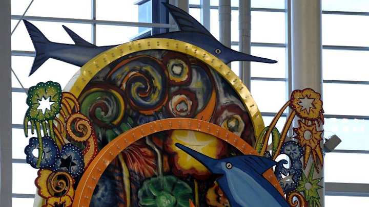 Marlins fan narrowly avoids foul ball, loses some beer