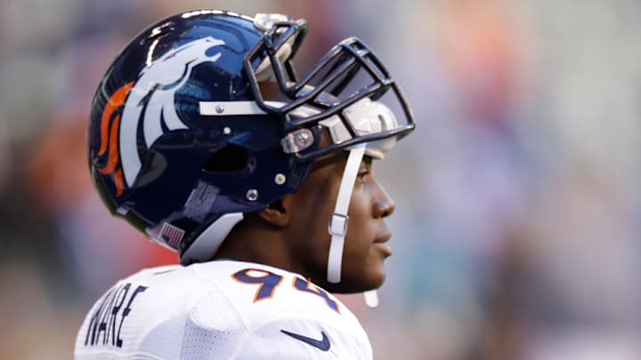 Broncos DE DeMarcus Ware leaves game vs. Colts with back injury