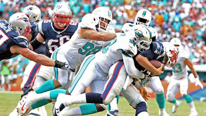 Dolphins LB Chris McCain crushes Tom Brady's head in Twitter avatar