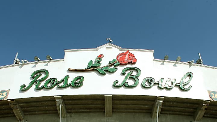 Fan steals Rose Bowl cart and gets a DUI