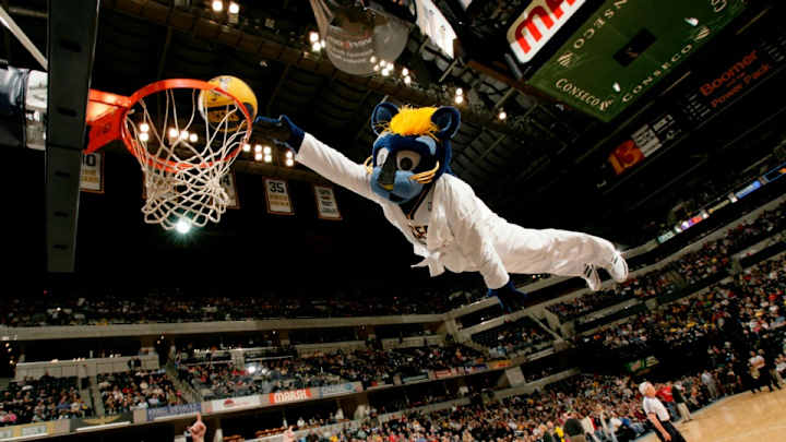Pacers mascot’s head fell off during trampoline dunk attempt