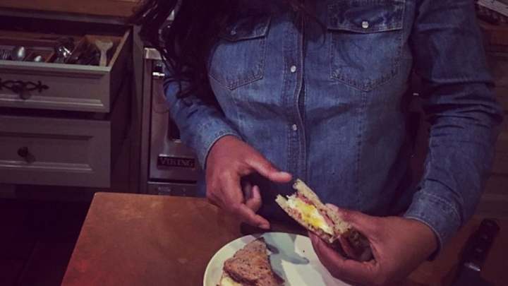 Stephen Curry celebrates 45-point game with a sandwich