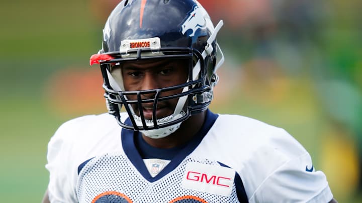 Broncos welcome Vernon Davis to the mix