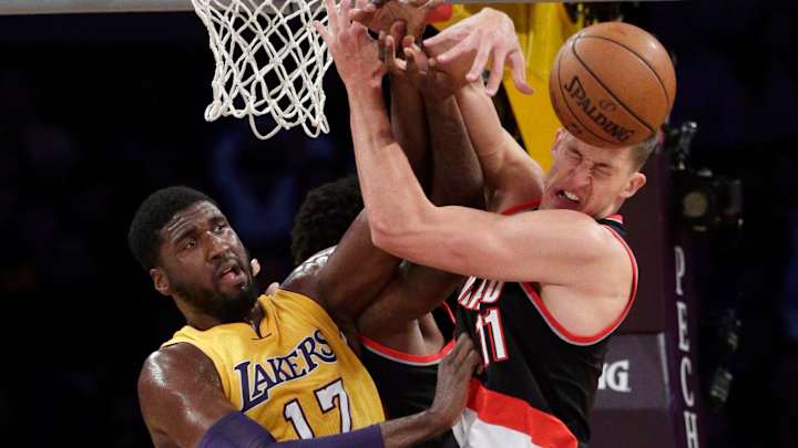 Late dunk by Kelly gives Lakers win over Blazers