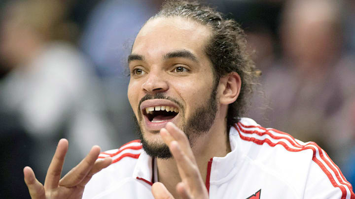 Video: DeMar DeRozan passes to wide open Joakim Noah on Bulls bench