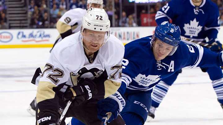 Watch: Penguins' Hornqvist crawls on bench to avoid penalty call