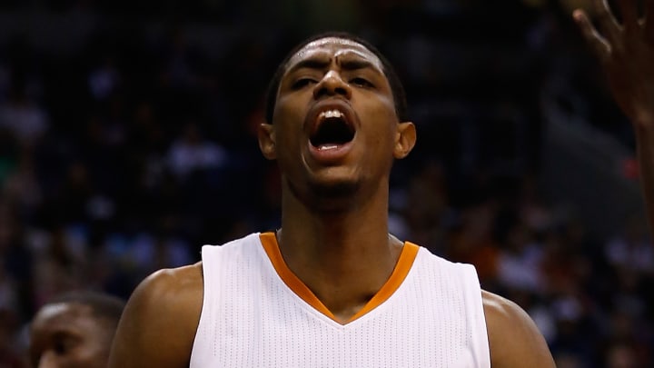 Knight helps Suns edge Magic 107-104