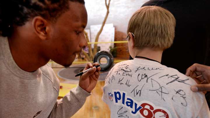 Bears take West Virginia WR White with 7th pick